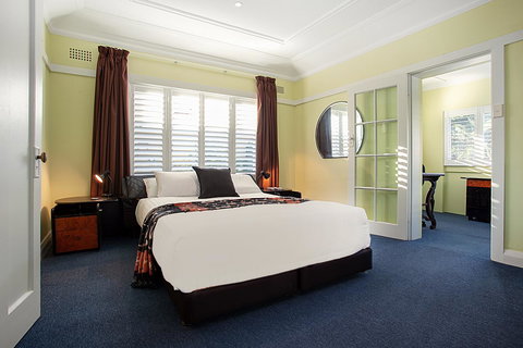 Art Deco Apartment With Breathtaking Water Views - Accommodation in Surfers Paradise 1