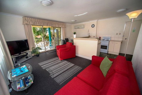Beaches Serviced Apartments - Accommodation in Surfers Paradise 12