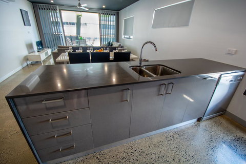 Magnum Serviced Apartments - Accommodation in Surfers Paradise 6