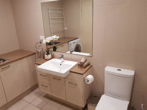 Darwin-Ocean Views, Tropical Getaway, Pool & Aircon - Accommodation in Surfers Paradise 14