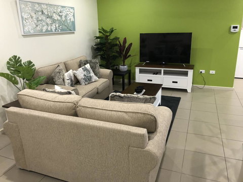 Darwin-Ocean Views, Tropical Getaway, Pool & Aircon - Accommodation in Surfers Paradise 4