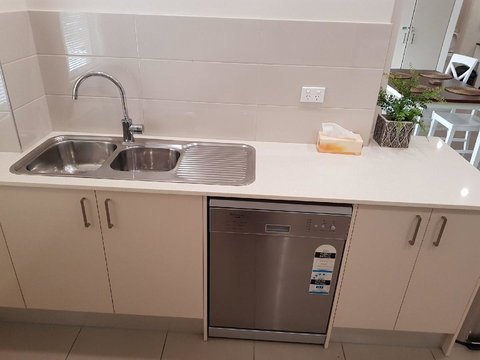 Darwin-Ocean Views, Tropical Getaway, Pool & Aircon - Accommodation in Surfers Paradise 12