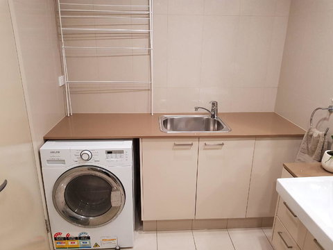 Darwin-Ocean Views, Tropical Getaway, Pool & Aircon - Accommodation in Surfers Paradise 16