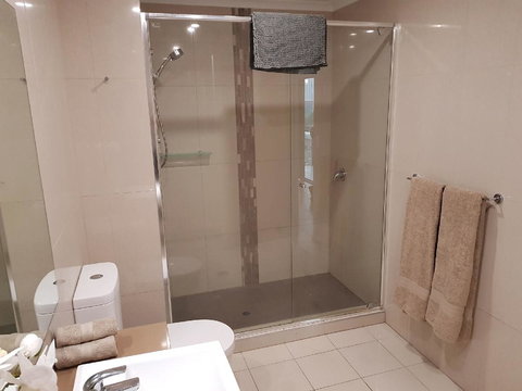 Darwin-Ocean Views, Tropical Getaway, Pool & Aircon - Accommodation in Surfers Paradise 15