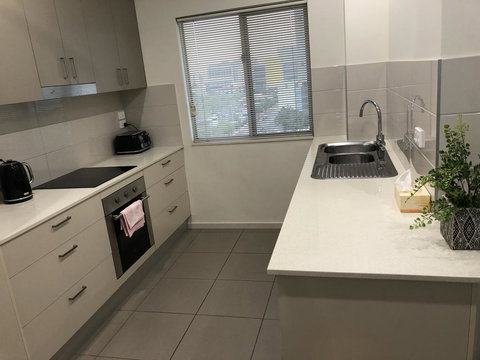 Darwin-Ocean Views, Tropical Getaway, Pool & Aircon - Accommodation in Surfers Paradise 10