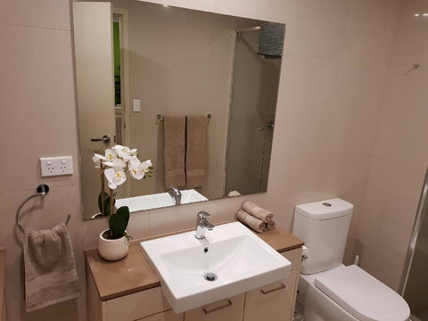 Darwin-Ocean Views, Tropical Getaway, Pool & Aircon - Accommodation in Surfers Paradise 13