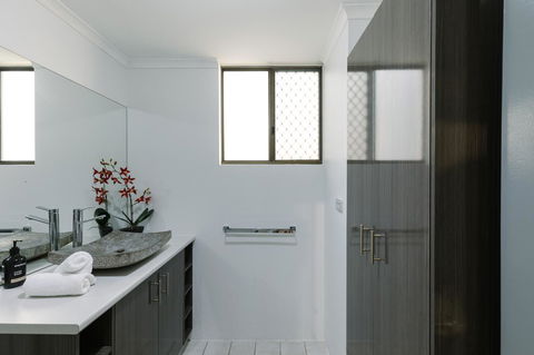 CitySide Apartment - 2 Bedroom With Private Courtyard - Accommodation in Surfers Paradise 21