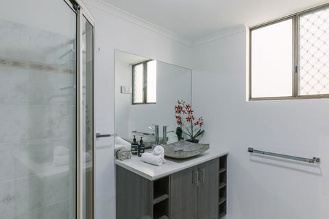 CitySide Apartment - 2 Bedroom With Private Courtyard - Accommodation in Surfers Paradise 16