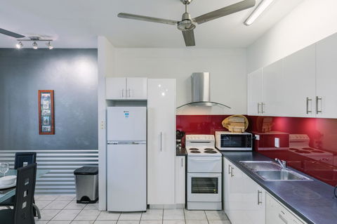 CitySide Apartment - 2 Bedroom With Private Courtyard - Accommodation in Surfers Paradise 3