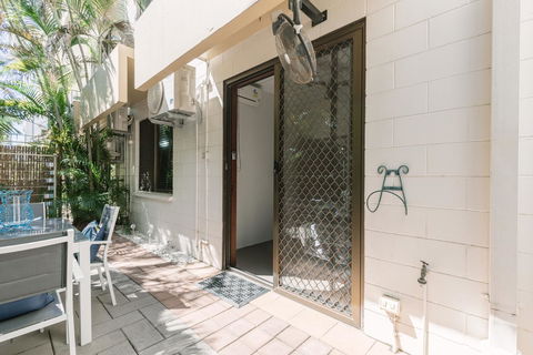 CitySide Apartment - 2 Bedroom With Private Courtyard - Accommodation in Surfers Paradise 10