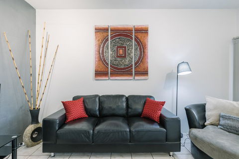 CitySide Apartment - 2 Bedroom With Private Courtyard - Accommodation in Surfers Paradise 4
