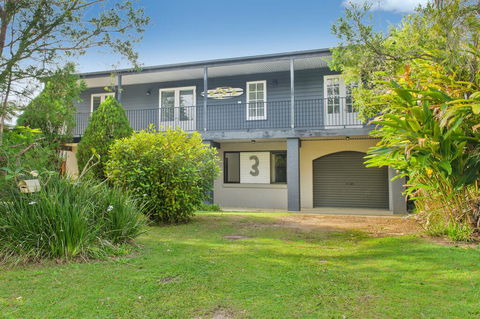 BONNY BEACH HOUSE - Holiday Accomodation With Pool - Accommodation in Surfers Paradise 0