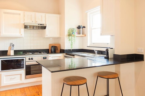 Boutique Hideaway With Direct Lagoon Access - Accommodation in Surfers Paradise 2