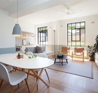 Boutique Sunlit Studio with Designer Furnishings - Accommodation in Surfers Paradise