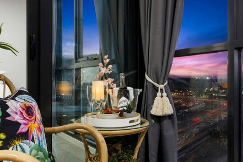 Braddon Penthouse, Top Location, Netflix, WiFi, Views - Accommodation in Surfers Paradise 0