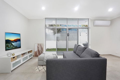 Brand New 2 Bedroom Apartment For 7 People - Accommodation in Surfers Paradise 3