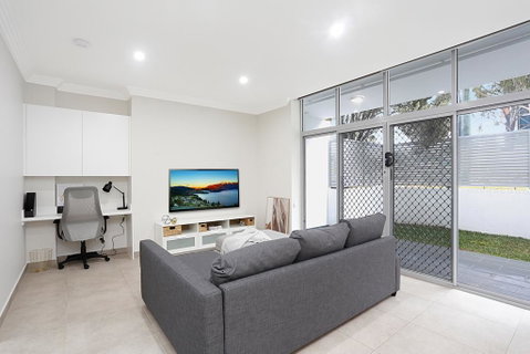 Brand New 2 Bedroom Apartment For 7 People - Accommodation in Surfers Paradise 0