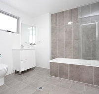 Brand new Family Friendly Apartment for 7 - Accommodation in Surfers Paradise