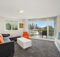 Bridge and Sails - Views of the Bridge and Opera House from this Executive 2BR Apartment in Darlinghurst - Accommodation in Surfers Paradise
