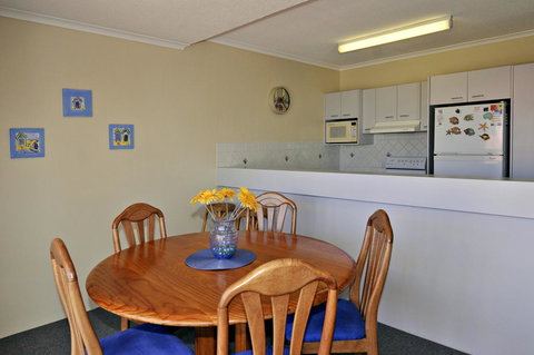 Bright & Comfortable In Quiet Location - Accommodation in Surfers Paradise 3