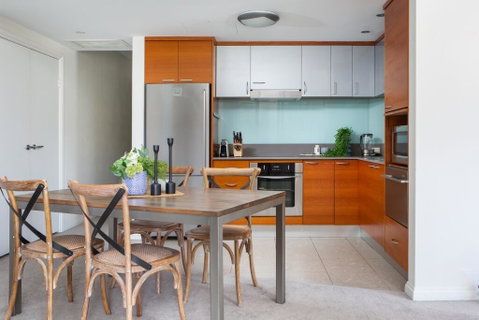 Bright Modern Apartment Steps From Beach And Ferry - Accommodation in Surfers Paradise 2