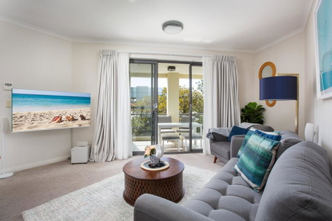 Bright Modern Apartment Steps From Beach And Ferry - Accommodation in Surfers Paradise 1