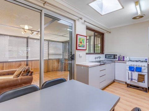 Bright, Neat & Convenient House - Accommodation in Surfers Paradise 1