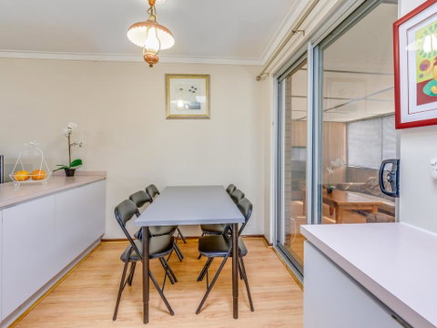 Bright, Neat & Convenient House - Accommodation in Surfers Paradise 2