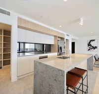 Broadbeach New Luxury Vue 17 Beach Views - Accommodation in Surfers Paradise