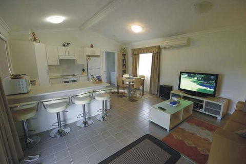 Broke Village Hideaway - Accommodation in Surfers Paradise 3