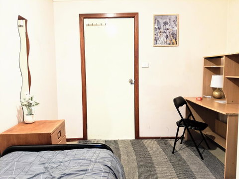 Budget Clayton Homestay - Accommodation in Surfers Paradise 3