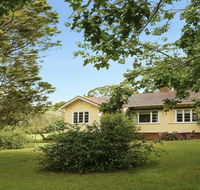 Canary Cottage - fresh clean simple  comfortable - Accommodation in Surfers Paradise