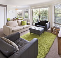 Caribou 3 - Modern  spacious with views over Lake Jindabyne - Accommodation in Surfers Paradise