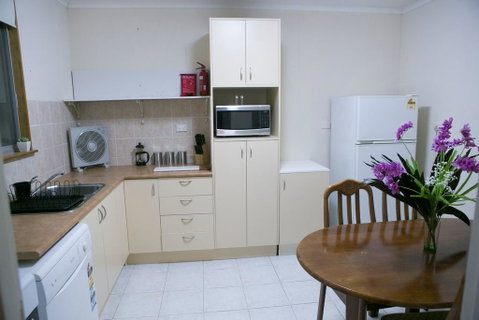 Cave Place Units - Accommodation in Surfers Paradise 1