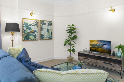 Central Apartment With Spacious Living And Dining - Accommodation in Surfers Paradise 2