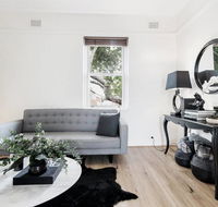Chic Woollahra Pied--Terre with Parking - Accommodation in Surfers Paradise