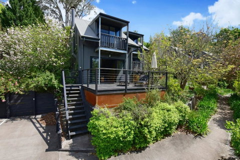 Cloudsong Chalet 1 - Close To The Village Centre! - Accommodation in Surfers Paradise 0