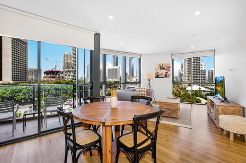 Coastal Apartment With Balcony, Parking And Pool - Accommodation in Surfers Paradise 0