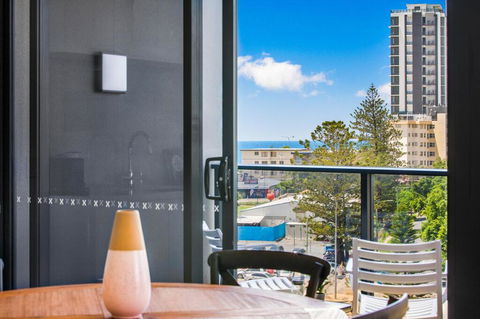 Coastal Apartment With Balcony, Parking And Pool - Accommodation in Surfers Paradise 2