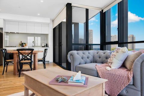 Coastal Apartment With Balcony, Parking And Pool - Accommodation in Surfers Paradise 1