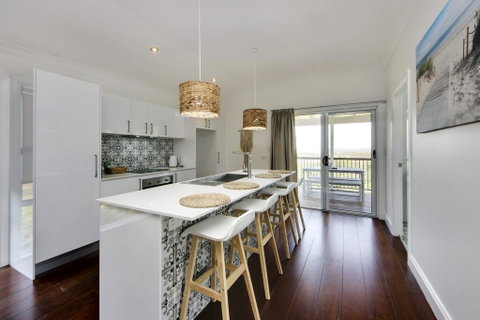 Coastal Hideaway - Accommodation in Surfers Paradise 1