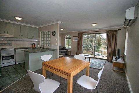 Cobb & Co 3/39 Cobbon Crescent - Accommodation in Surfers Paradise 3