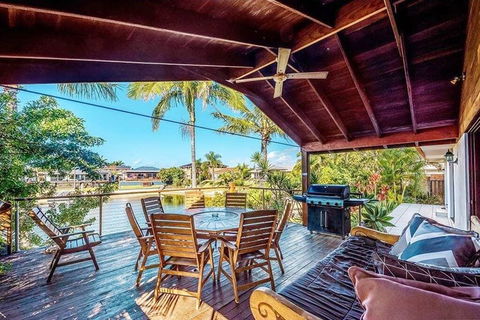 Coconut Grove Holiday House - Accommodation in Surfers Paradise 0