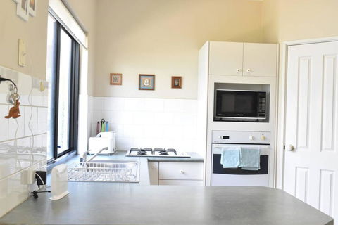 Comfortable 2 Bedroom Unit With Garden - Accommodation in Surfers Paradise 1