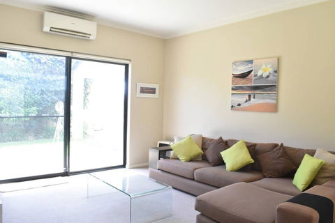 Comfortable 2 Bedroom Unit With Garden - Accommodation in Surfers Paradise 0