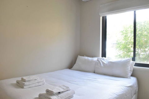Comfortable 2 Bedroom Unit With Garden - Accommodation in Surfers Paradise 3