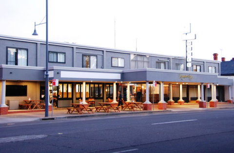 Commodore Motor Inn - Accommodation in Surfers Paradise 0