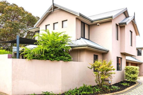 Coode Street Townhouse - Accommodation in Surfers Paradise 0
