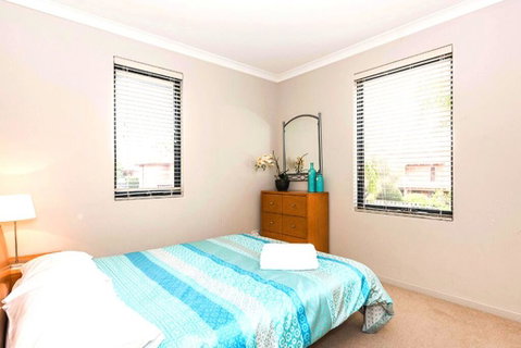 Coode Street Townhouse - Accommodation in Surfers Paradise 2
