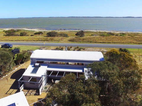 Coorong Aurora - Breathtaking Waterfront Escape - Accommodation in Surfers Paradise 1